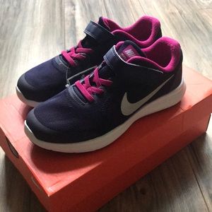 Nike size 2Y
